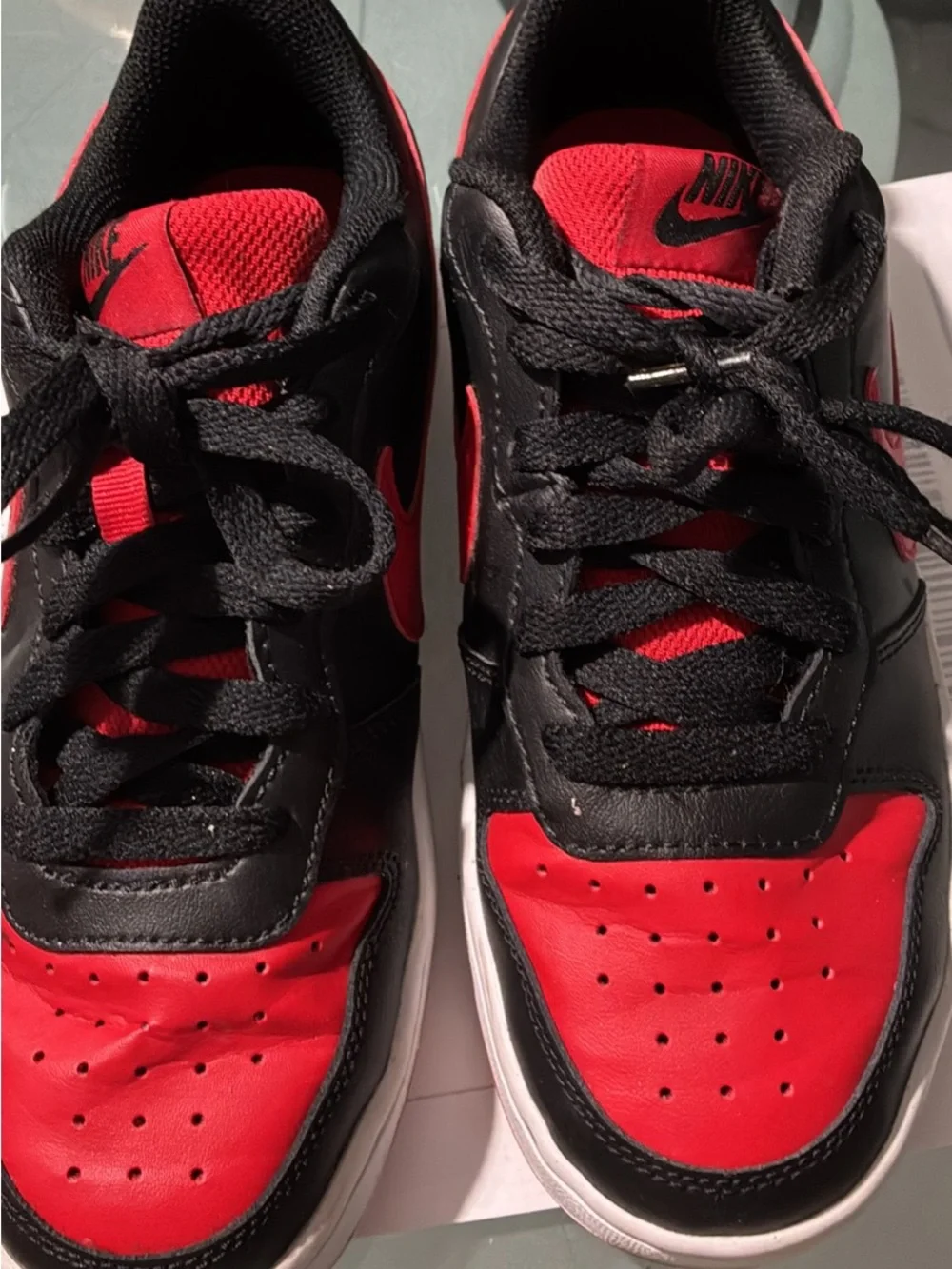 Nike Kids Black and Red Low-Top Sneakers
